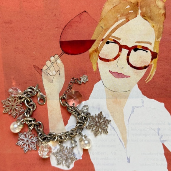 Avon Jewelry - VINTAGE AVON Bracelet Holiday Snowflake Charms Beaded Faux Pearls (7")